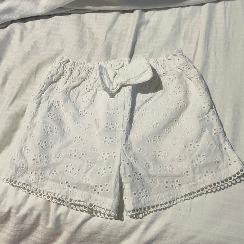Mud pie 4/5t white eyelet lined elastic waste pull on style shorts worn once